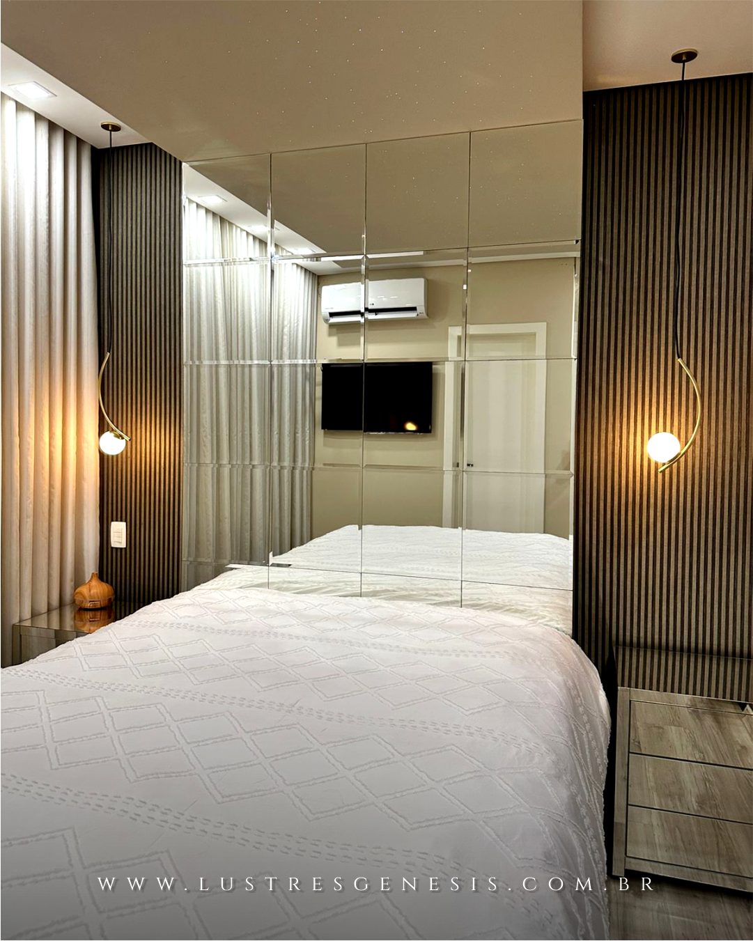 Pendente moderno com design em arco e globo leitoso, ideal para cabeceira de cama e lavabos. Lustres Gênesis loja online de Lustres e Iluminação Decorativa